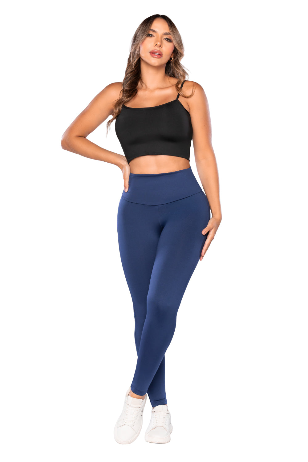 - Leggings SMI0079 ESSENTIALS con faja interna y efecto lifting
- Vista lateral con tiro alto y tecnología Ultrainvisible
- Detalle posterior con levantamiento natural y pretina moldeadora
