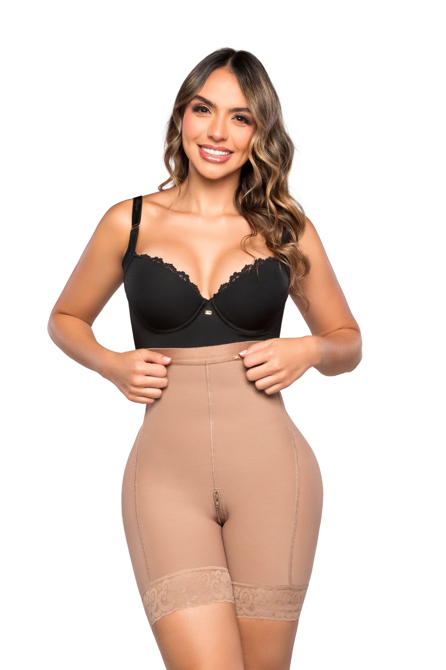 - Panty tipo short SMI04004 DISCRETA con realce natural
- Vista posterior del panty Ultrainvisible SMI04004 con cierre perineal
- Detalle de talle alto, encaje siliconado y ajuste anatómico del SMI04004
