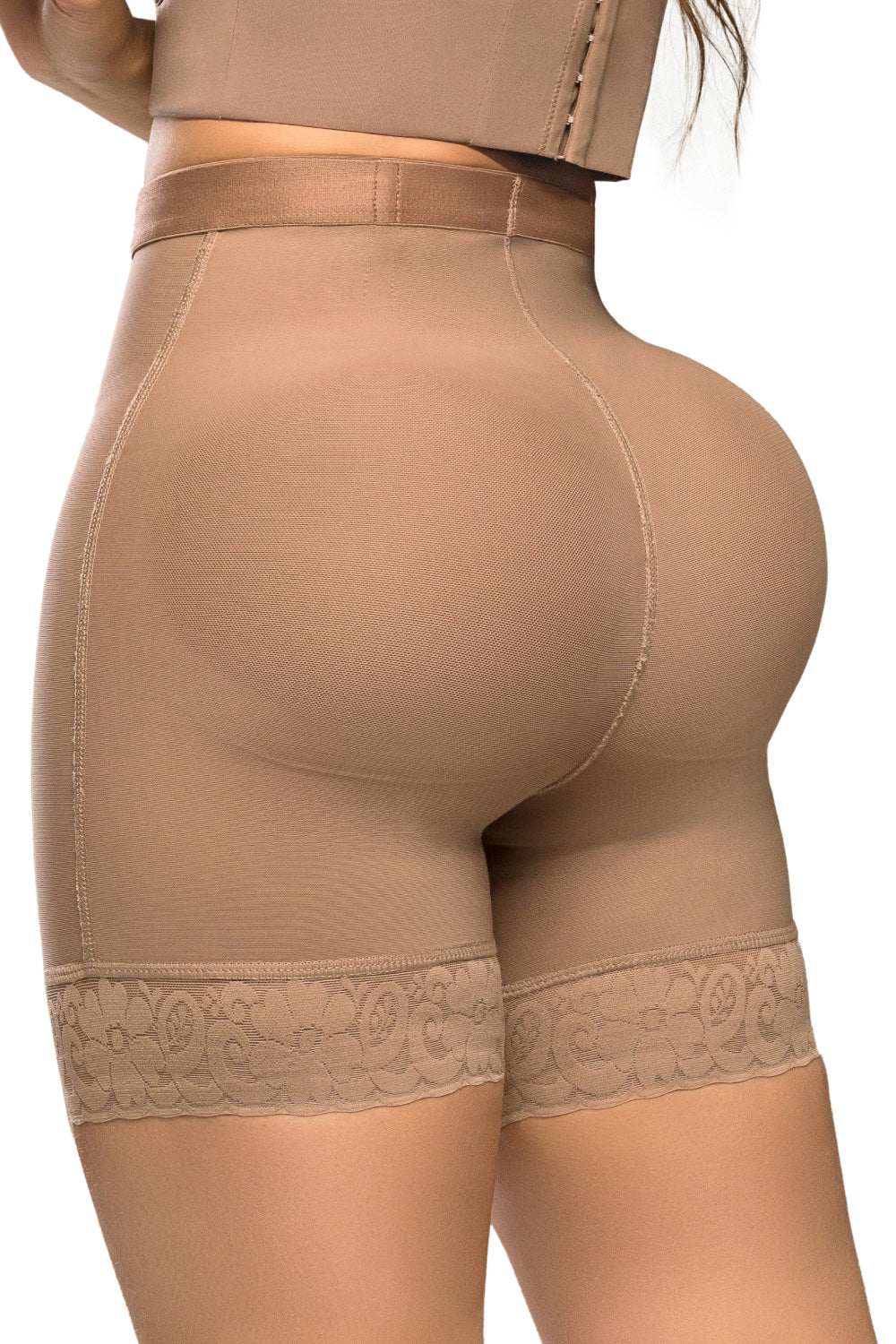 - Panty SMI04024 Ultrainvisible con triple realce y talle medio
- Vista posterior del panty moldeador media pierna SMI04024
- Detalle de encaje en piernas y compresión abdominal del SMI04024

