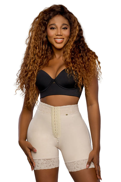 Panty efecto lipo a media pierna con tres líneas de broches y compresión en abdomen bajo, diseñado para moldear sin marcar. Su tela Powernet en glúteos con transformación textil garantiza ajuste perfecto e imperceptible. COLOR BEIGE