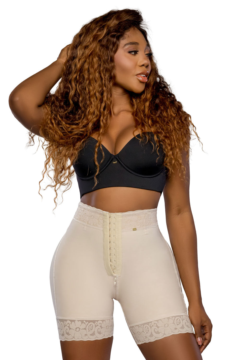 Panty efecto lipo a media pierna con tres líneas de broches y compresión en abdomen bajo, diseñado para moldear sin marcar. Su tela Powernet en glúteos con transformación textil garantiza ajuste perfecto e imperceptible. COLOR BEIGE