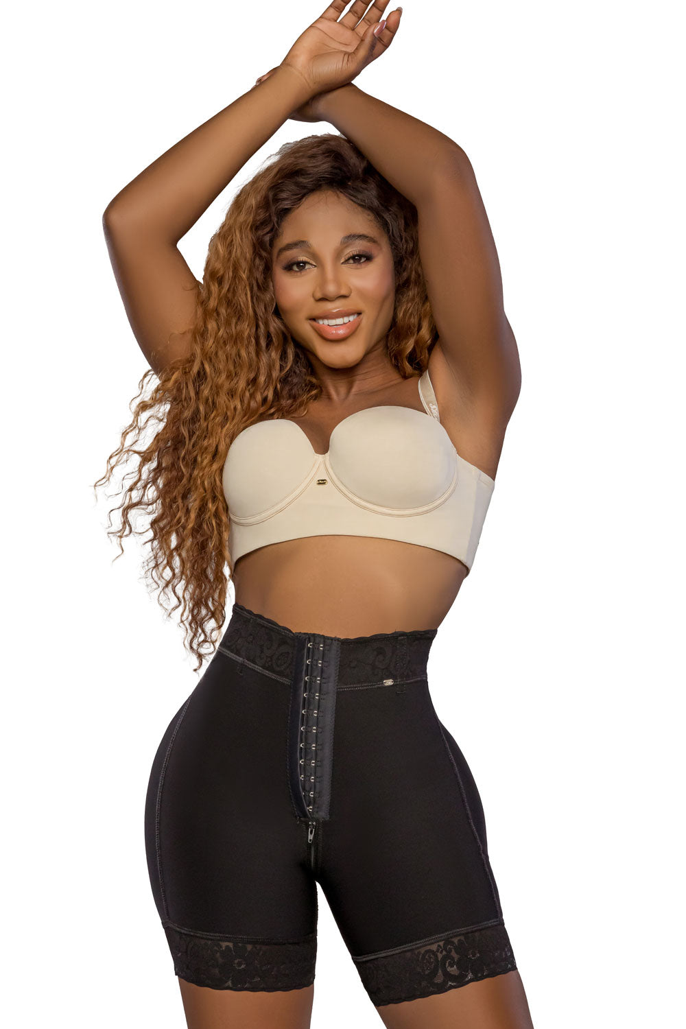 Panty efecto lipo a media pierna con tres líneas de broches y compresión en abdomen bajo, diseñado para moldear sin marcar. Su tela Powernet en glúteos con transformación textil garantiza ajuste perfecto e imperceptible. COLOR BLACK