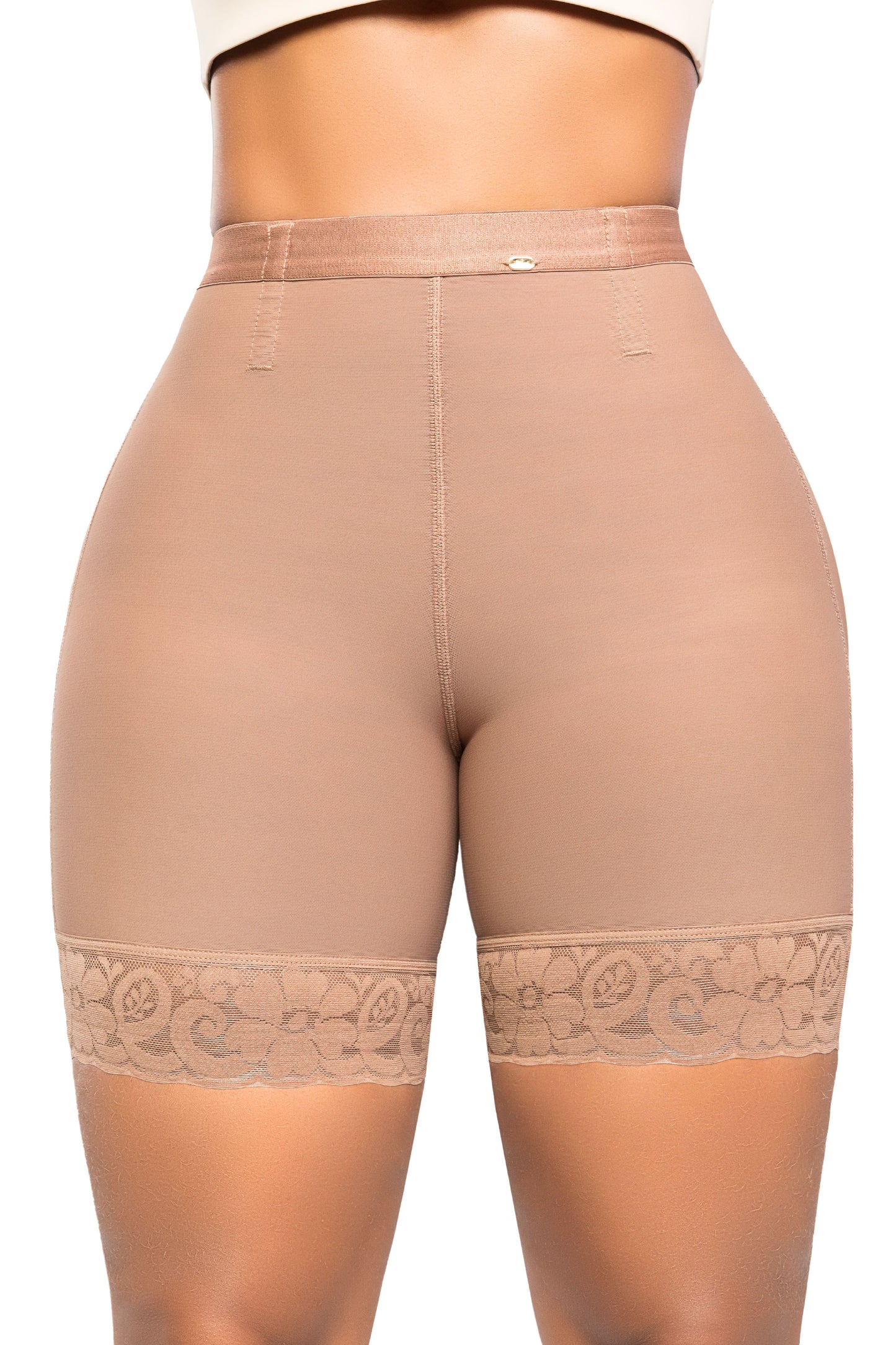 - Panty Ultrainvisible SMI04029 media pierna con encaje siliconado
- Vista lateral del panty Seamfree con ajuste natural y resorte en cintura
- Detalle de realce natural y transformación textil en panty SMI04029

