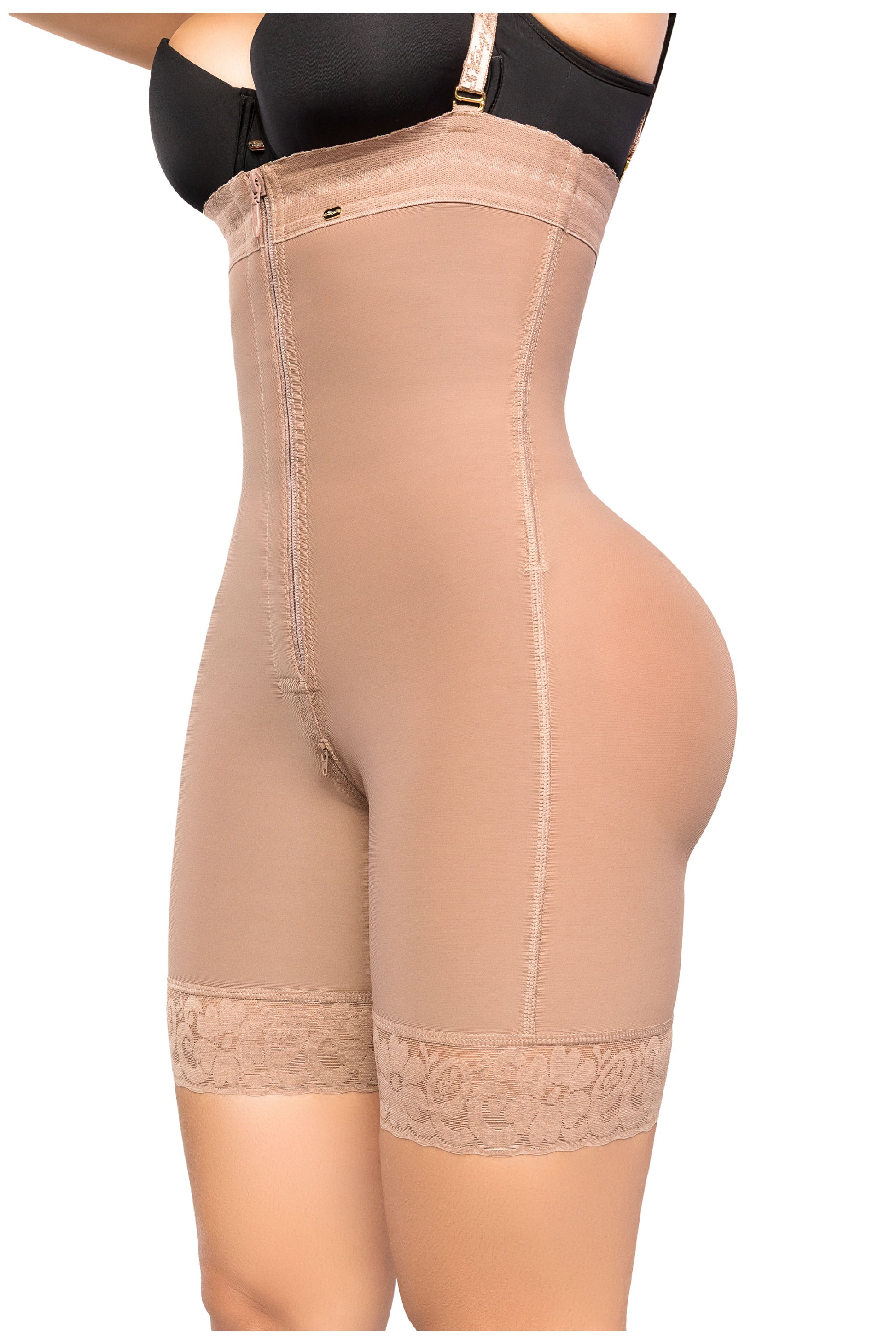 - Faja strapless media pierna SMI7097 con efecto lifting natural
- Vista posterior de faja Ultrainvisible SMI7097 con cierre frontal
- Detalle de tirantes removibles y panty de regalo en SMI7097
