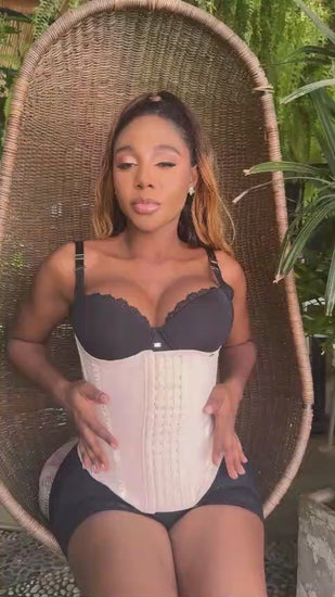 - Cinturilla SMI2027 con efecto reloj de arena y ajuste de 4 niveles
- Vista frontal de cinturilla moldeadora con doble refuerzo y varillas
- Detalle de placa decorativa y costuras reforzadas en la SMI2027
