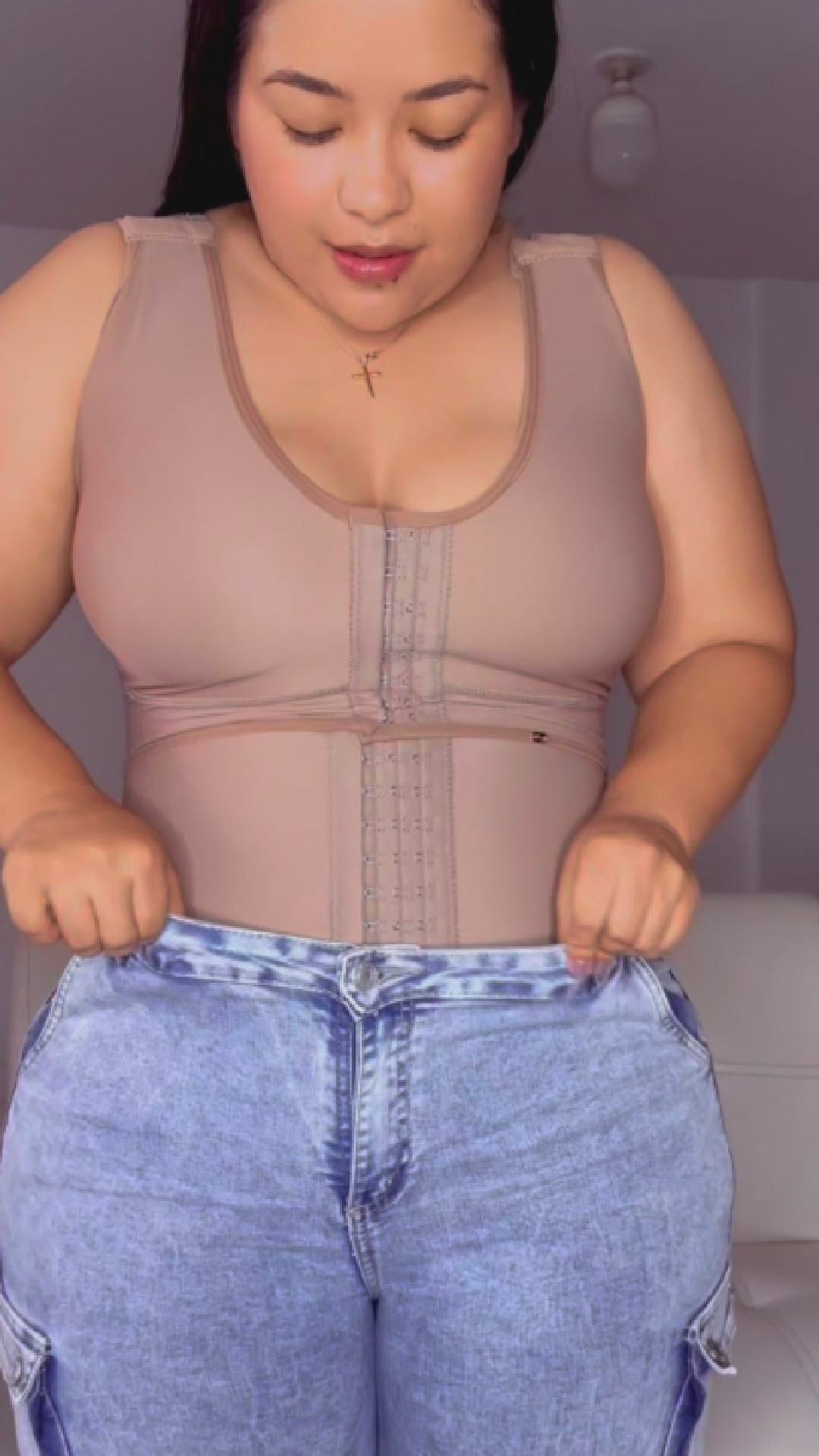 - Faja SMI7121 LA AFORTUNADA con brasier integrado y triple efecto lifting
- Vista completa media pierna con ajuste progresivo
- Diseño posterior sin costuras y panty invisible de regalo
