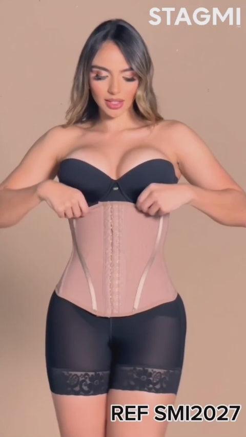 - Cinturilla SMI2027 con efecto reloj de arena y ajuste de 4 niveles
- Vista frontal de cinturilla moldeadora con doble refuerzo y varillas
- Detalle de placa decorativa y costuras reforzadas en la SMI2027
