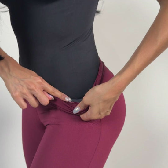 - Leggings SMI0079 ESSENTIALS con faja interna y efecto lifting
- Vista lateral con tiro alto y tecnología Ultrainvisible
- Detalle posterior con levantamiento natural y pretina moldeadora
