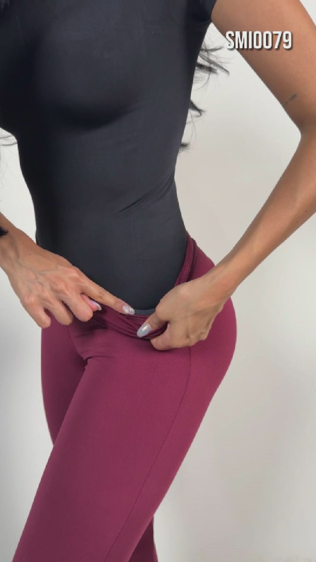- Leggings SMI0079 ESSENTIALS con faja interna y efecto lifting
- Vista lateral con tiro alto y tecnología Ultrainvisible
- Detalle posterior con levantamiento natural y pretina moldeadora
