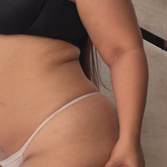 - Faja SMI7132 AFRODITA larga con efecto lifting y compresión progresiva
- Detalle de compresión en abdomen y piernas con panty incluido
- Vista posterior de diseño sin costuras hasta la rodilla
