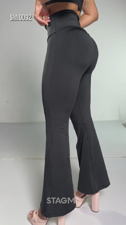 - Legging SMI0092 negro con faja interna y bota campana
- Vista posterior con pretina en forma de corazón
- Legging moldeador de tiro alto con efecto lifting invisible
