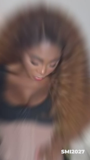 - Cinturilla SMI2027 con efecto reloj de arena y ajuste de 4 niveles
- Vista frontal de cinturilla moldeadora con doble refuerzo y varillas
- Detalle de placa decorativa y costuras reforzadas en la SMI2027
